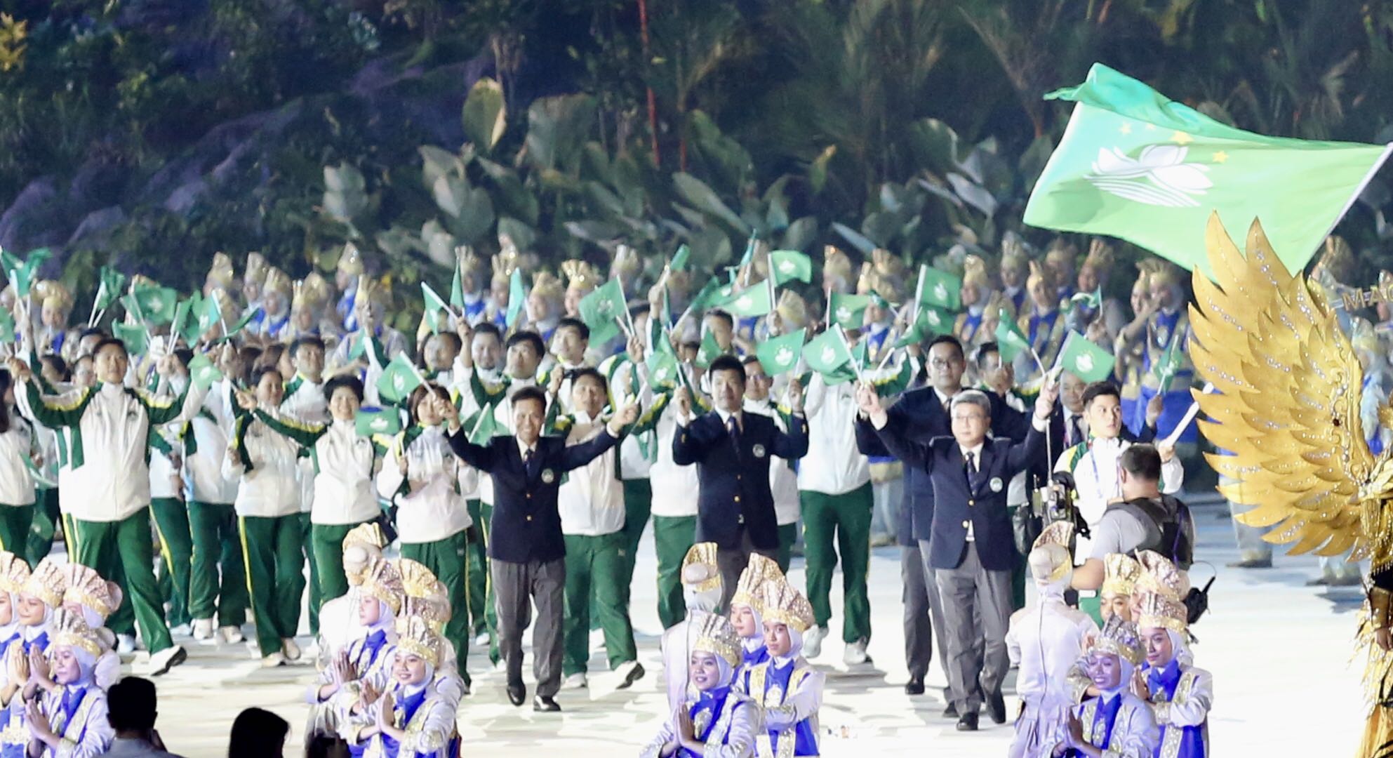 由團長潘永權及持旗手帶領下，中國澳門體育代表團步入場館進行開幕式