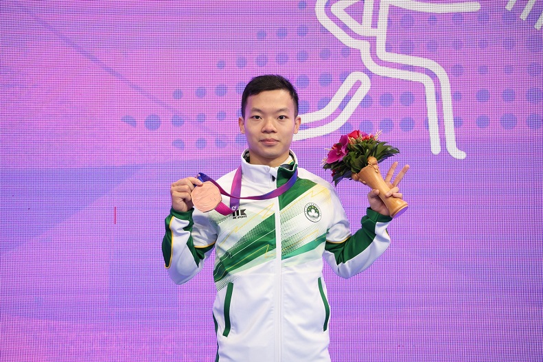 圖二 宋子君為體育代表團奪得本屆運動會第一面獎牌