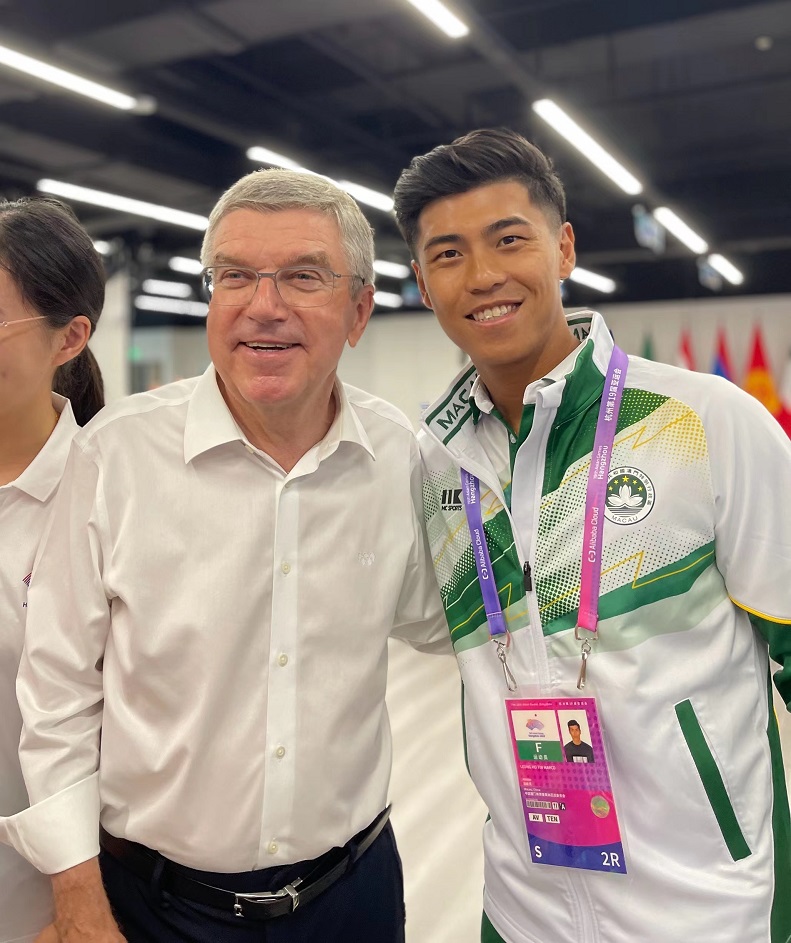 圖八 國際奧委會主席巴赫（Thomas Bach）與網球運動員梁豪天合照