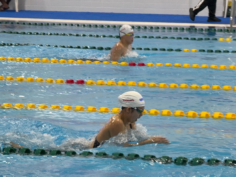 圖3A 陳佩琳於100米蛙泳決賽猛攻 圖3A 陳佩琳於100米蛙泳決賽猛攻