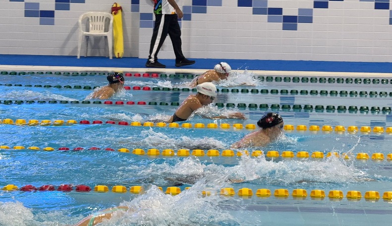 圖3B 陳佩琳獲第四成績 (中白帽) 圖3B 陳佩琳獲第四成績 (中白帽)