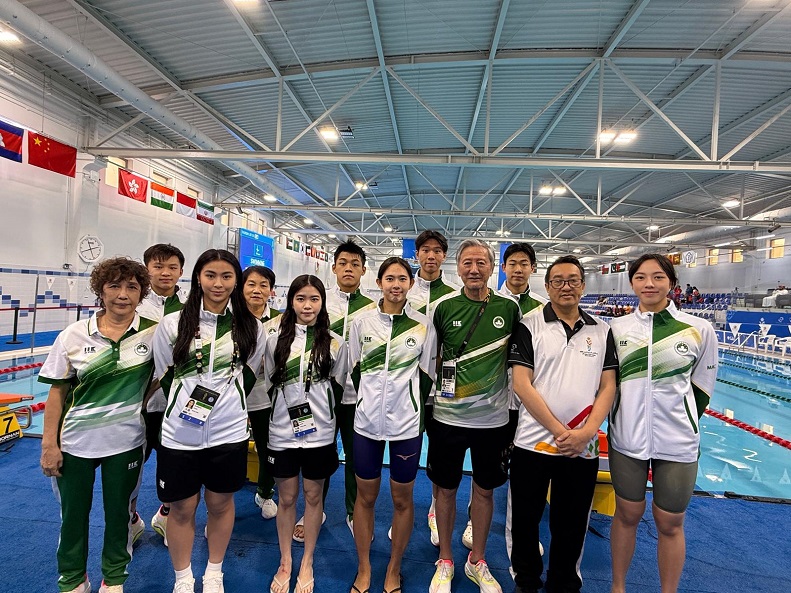 圖3 團長曾展南勉勵游泳隊 圖3 團長曾展南勉勵游泳隊